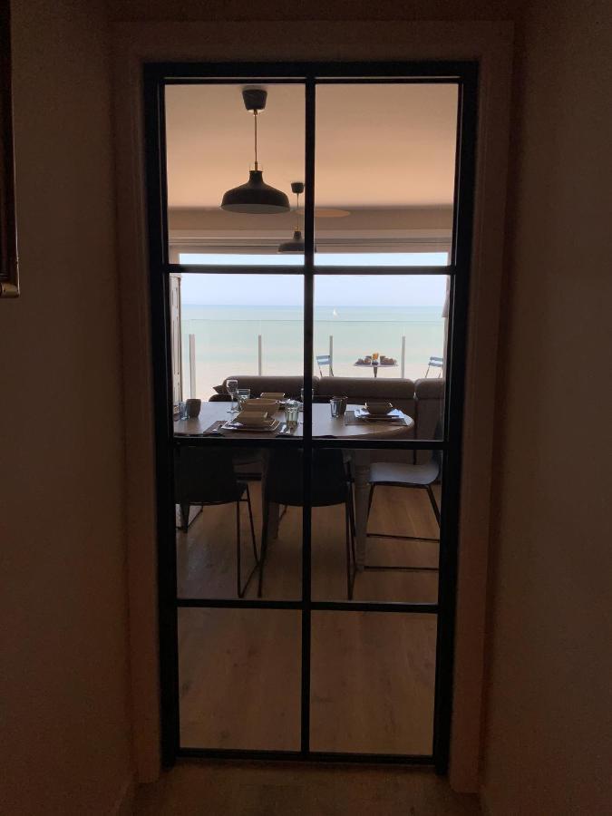 Genieten Van De Vlaamse Kust Met Prachtig Zeezicht De Haan Exteriör bild