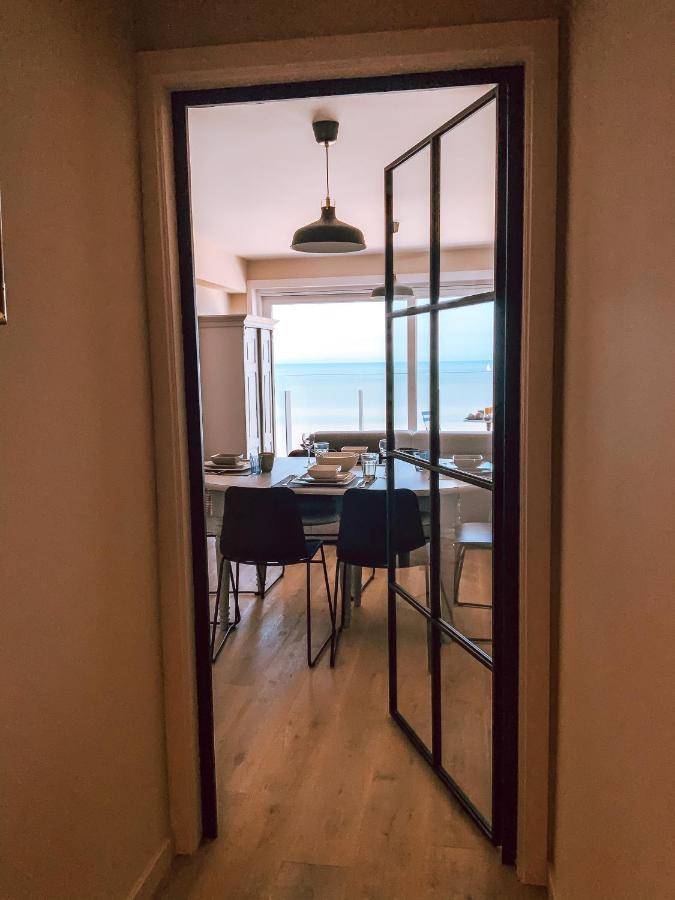 Genieten Van De Vlaamse Kust Met Prachtig Zeezicht De Haan Exteriör bild