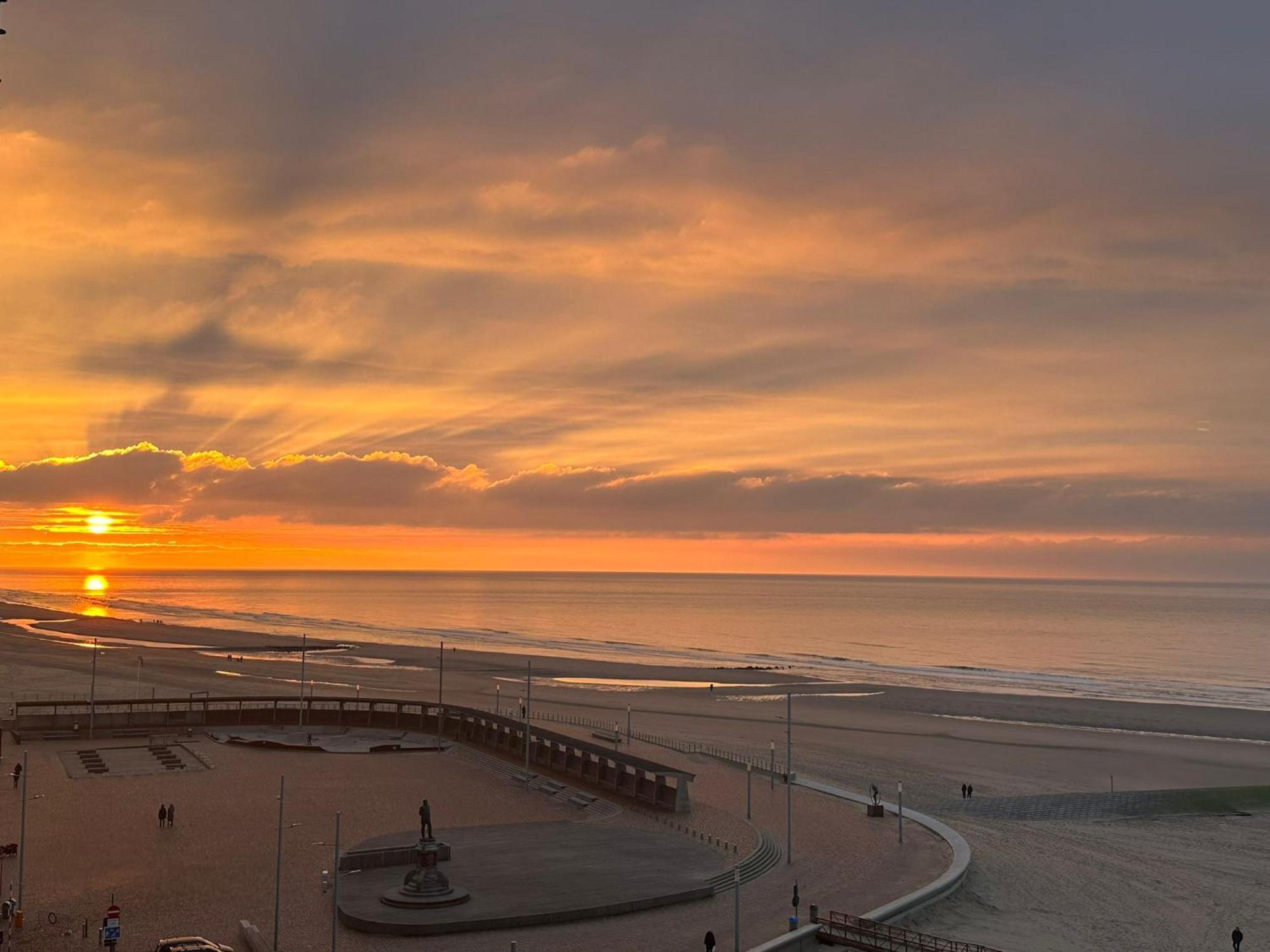 Genieten Van De Vlaamse Kust Met Prachtig Zeezicht De Haan Exteriör bild